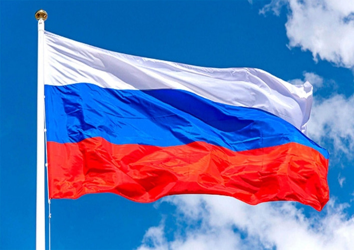 Гордо реет над страной наш Российский флаг родной