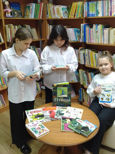 Невелика птичка синичка, а свой праздник знает