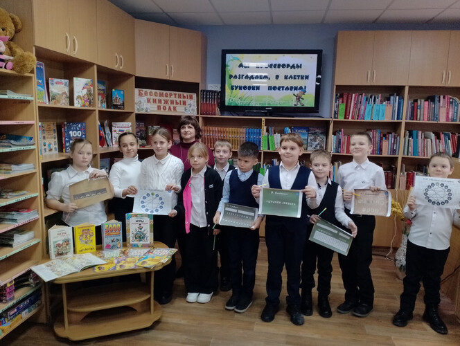 Мы кроссворды разгадаем, в клетки буковки поставим